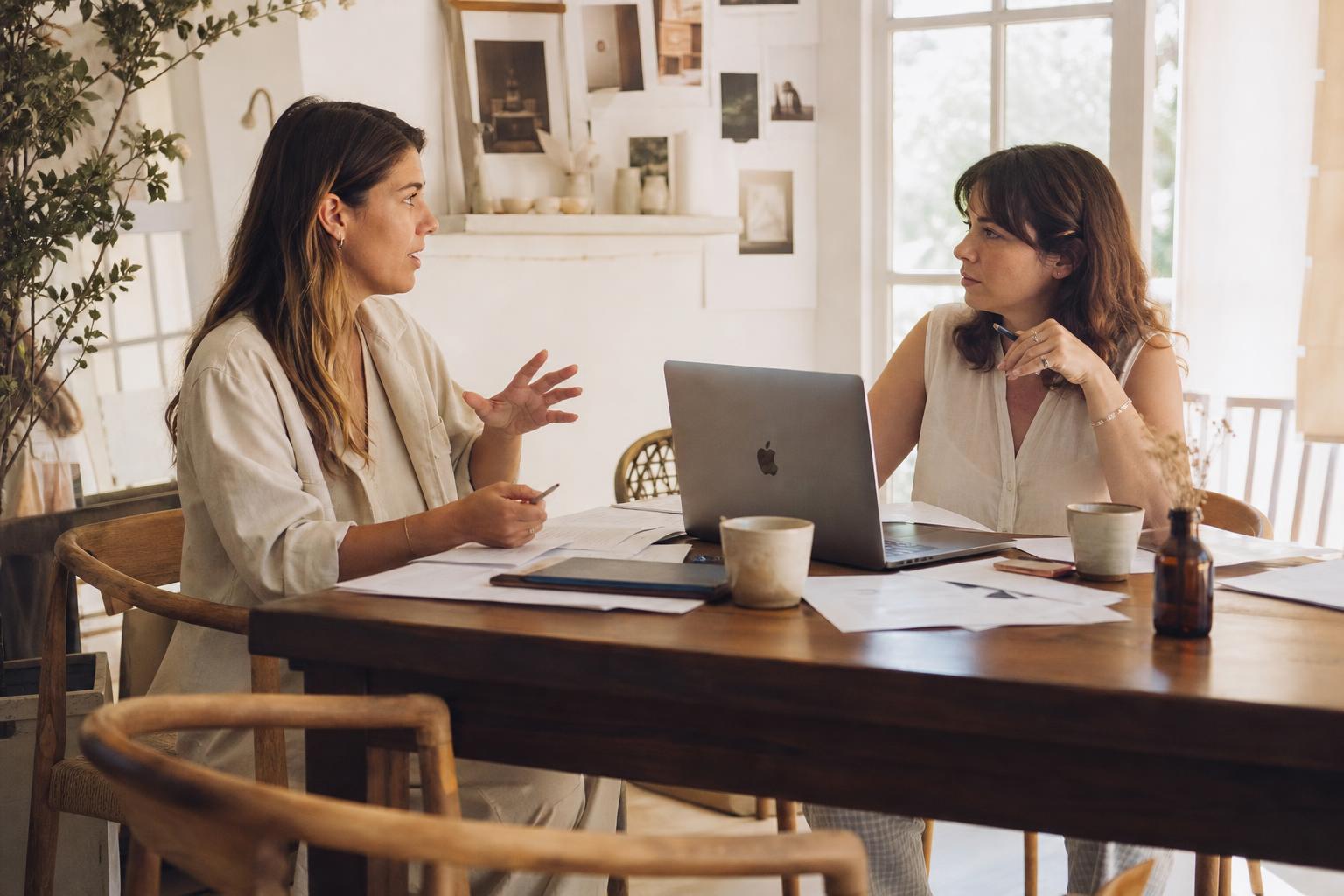 Klantgesprek in het atelier